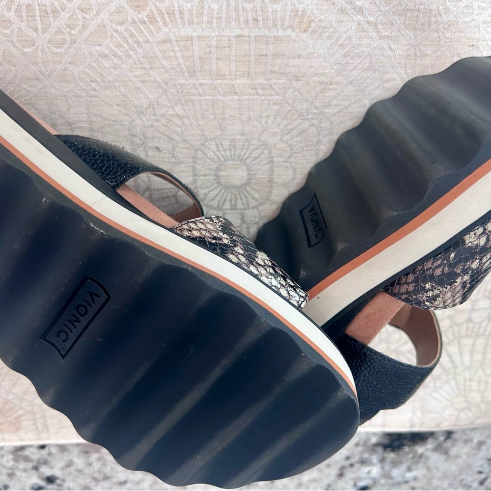 Black and Tan Women's Sandals Vionic - Picture 4 of 4